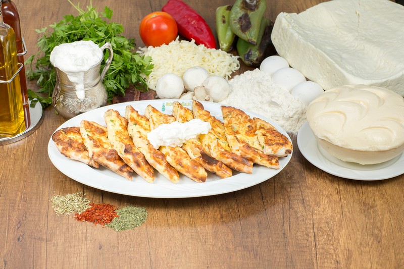 Kaşarlı Yumurtalı (Kaymaklı) Pide